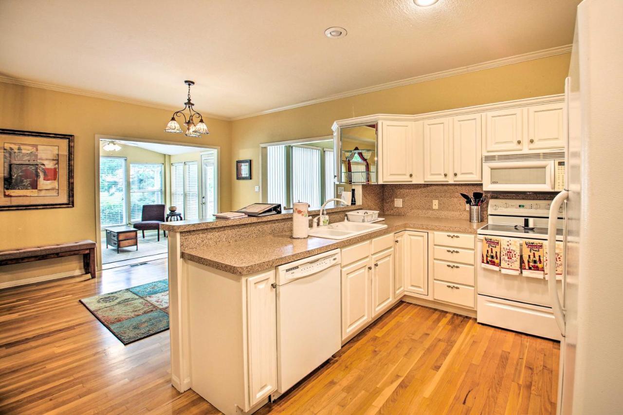 Lakefront Home With 2-Tier Deck And Boat Parking! Χοτ Σπρινγκς Εξωτερικό φωτογραφία